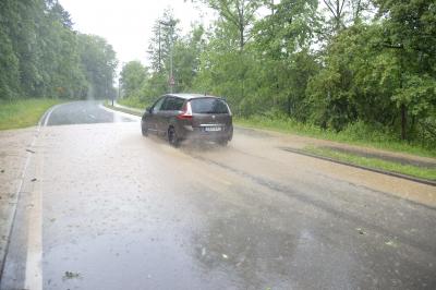Reichenbach a.F.: Unwetterfront zieht ueber den Ort und laesst Strassen und Keller vollaufen